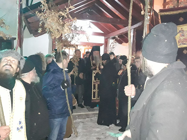 Младићи су испред Ђурђевих ступова скандирали Мило лопове, а онда их је епископ Јоаникије љутито прекинуо: Његове речи су одзвањале, Бадње вече какво се не памти (ВИДЕО)